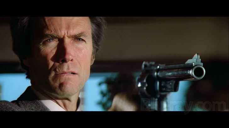 Ρίξε όπως ο Dirty Harry: Το θρυλικό 44 Magnum τινάζει τα πάντα στον αέρα (βίντεο)